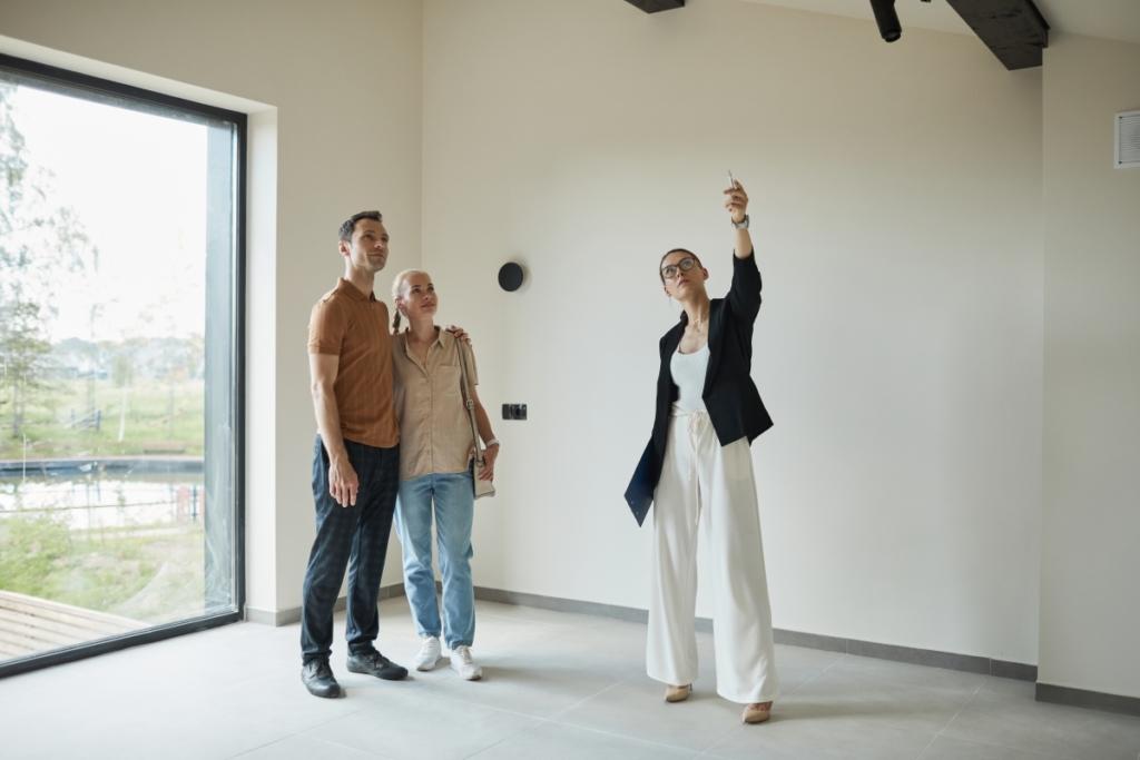 Agent immobilier pendant une visite de bien immobilier